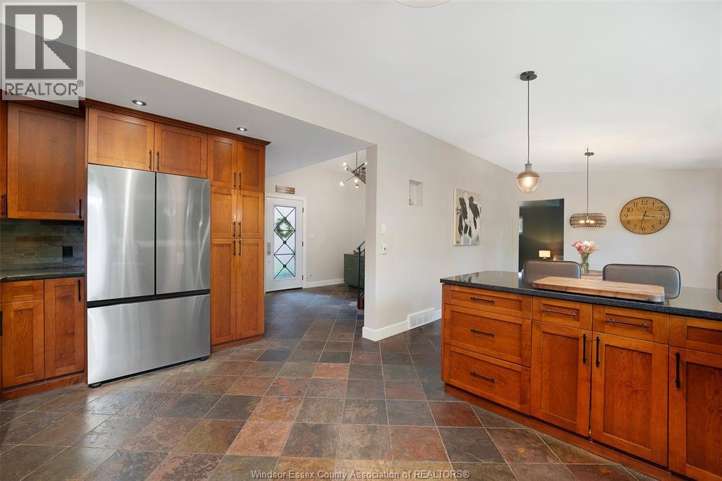 382 Barry, Tecumseh, ON - Indoor Photo Showing Kitchen