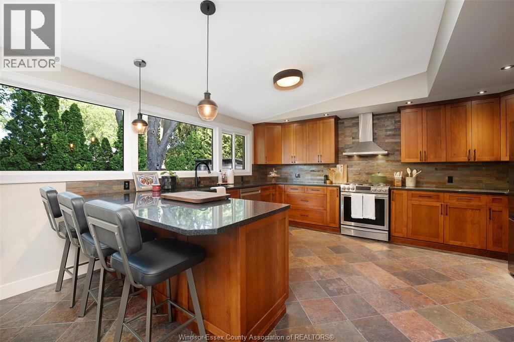 382 Barry, Tecumseh, ON - Indoor Photo Showing Kitchen
