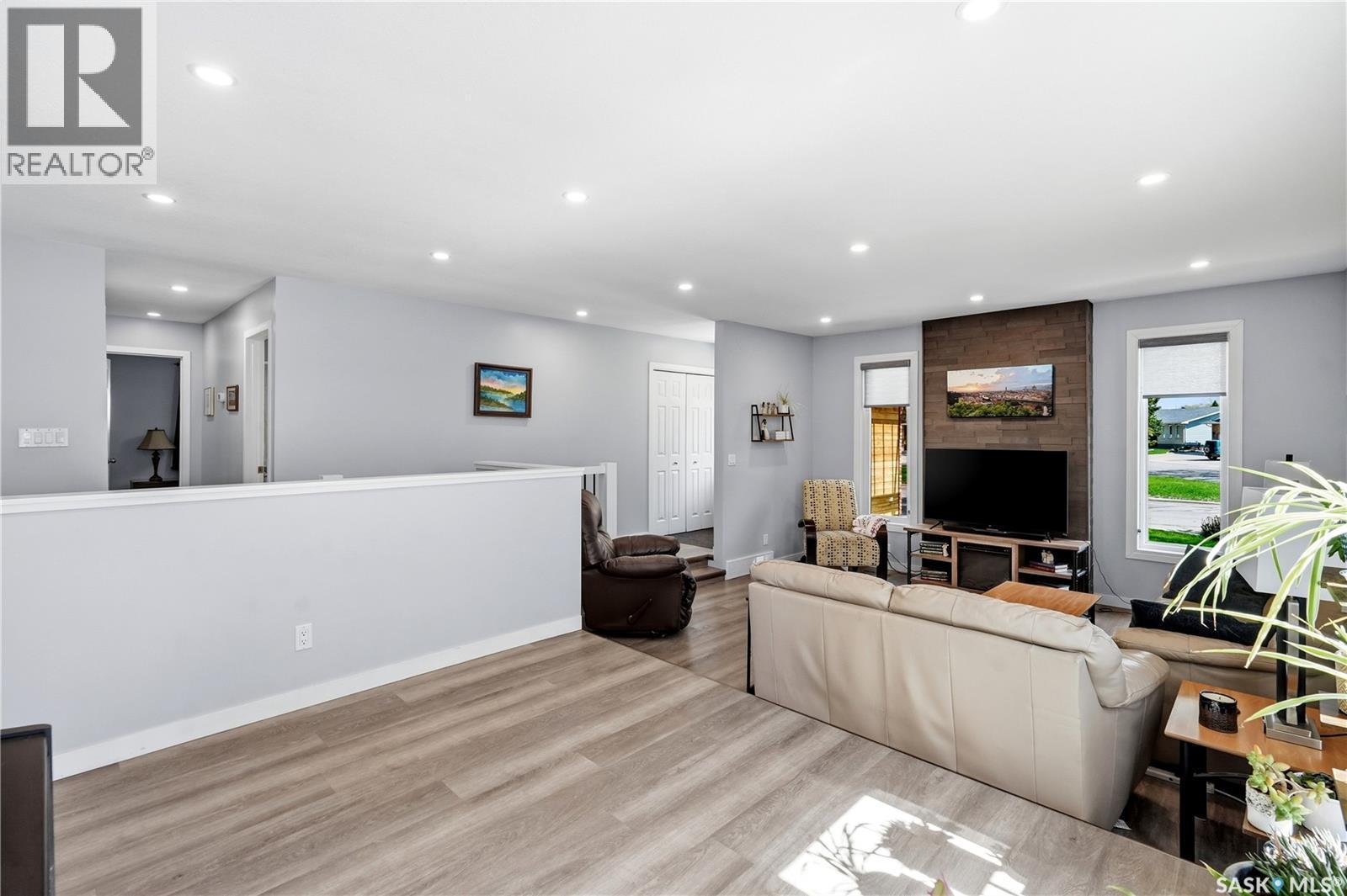 90 Edenwold Crescent, Regina, SK - Indoor Photo Showing Living Room