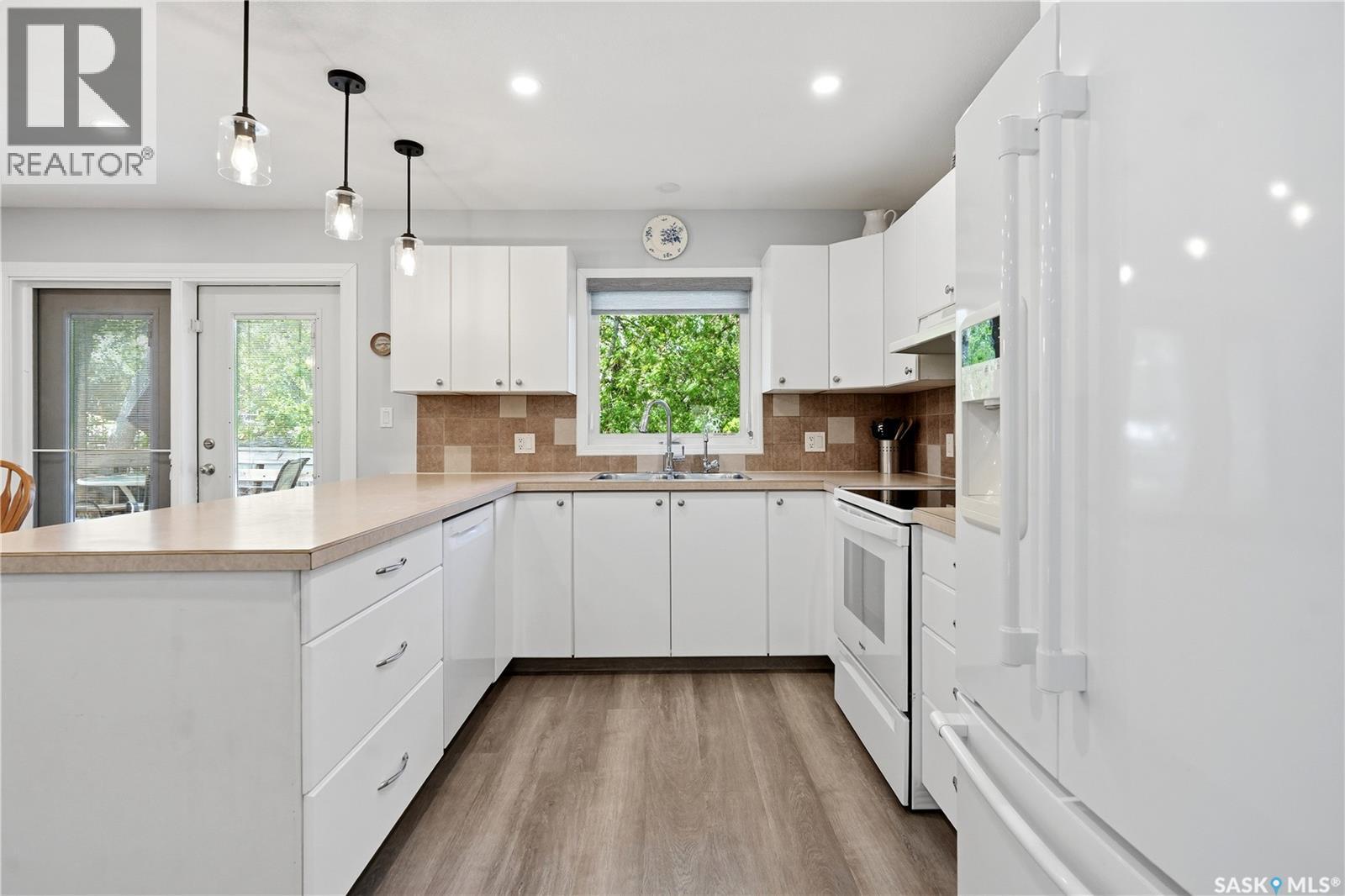 90 Edenwold Crescent, Regina, SK - Indoor Photo Showing Kitchen With Double Sink