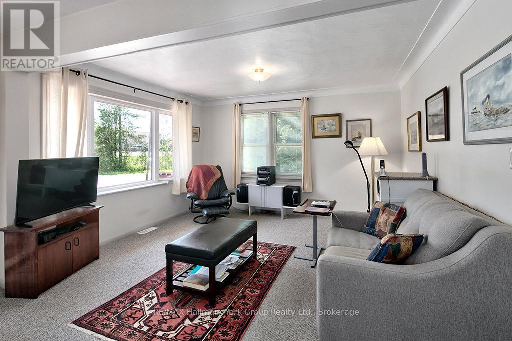 88 Gray Avenue, Meaford, ON - Indoor Photo Showing Living Room