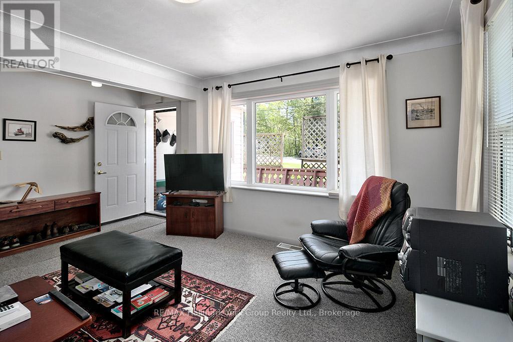 88 Gray Avenue, Meaford, ON - Indoor Photo Showing Living Room
