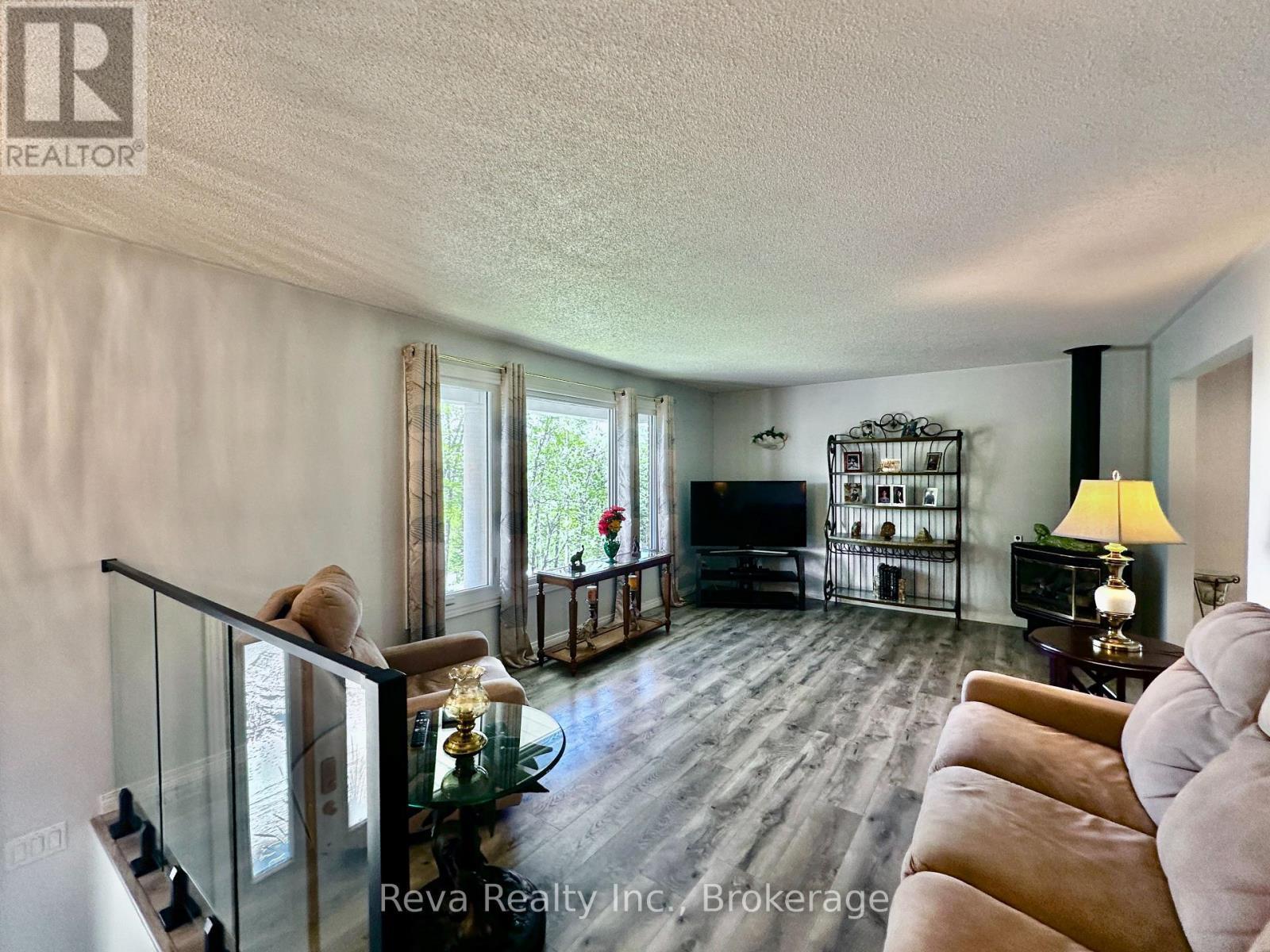 Main Living Room - 11 Ridge Road, Bancroft (Bancroft Ward), ON - Indoor Photo Showing Living Room