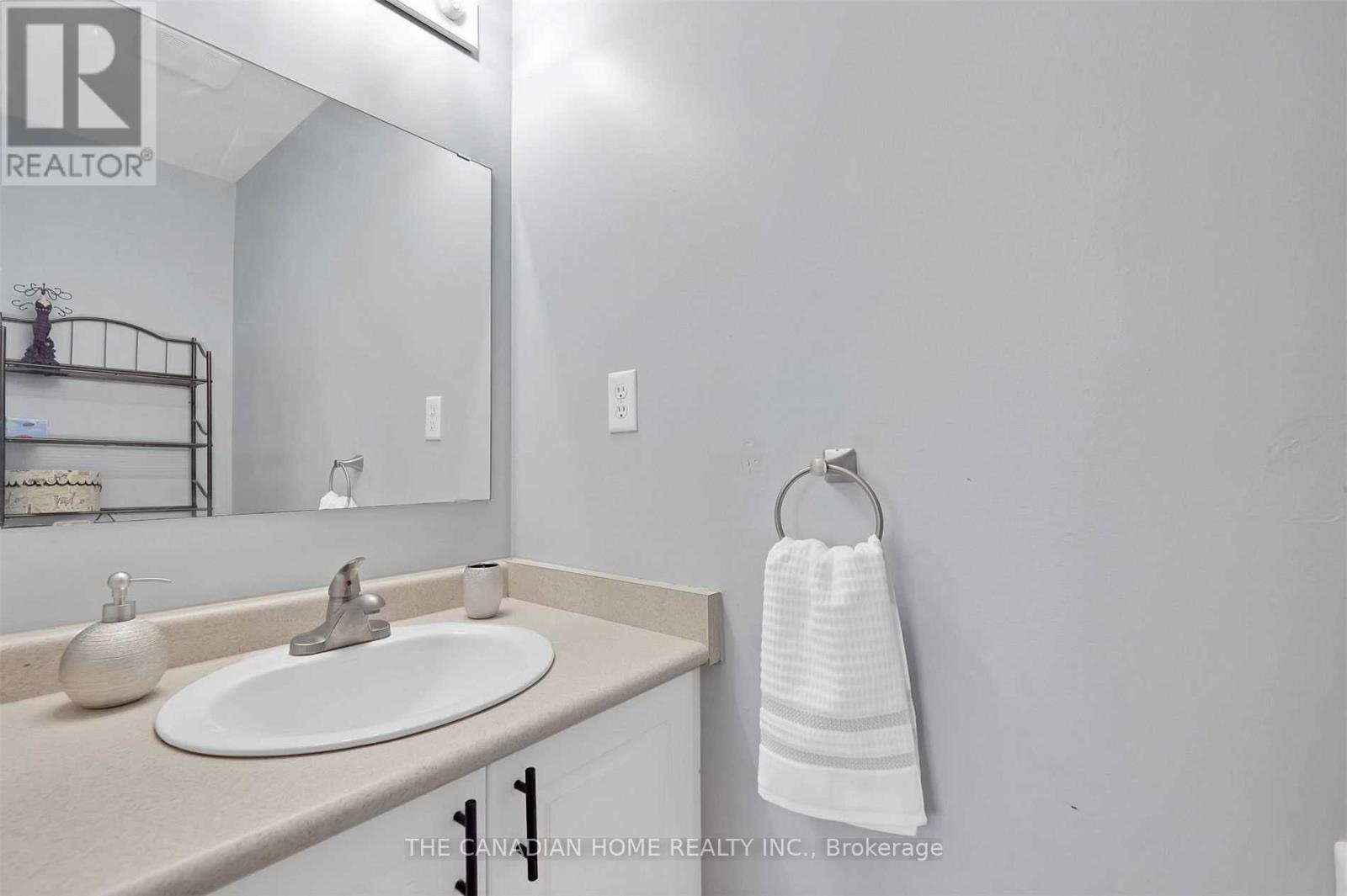 10 Jonathon Court, Hamilton, ON - Indoor Photo Showing Bathroom