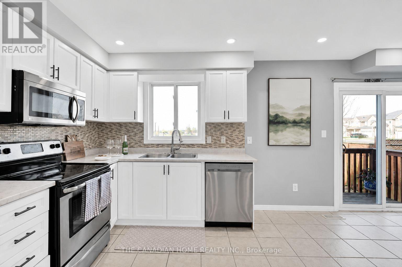 10 Jonathon Court, Hamilton, ON - Indoor Photo Showing Kitchen With Double Sink
