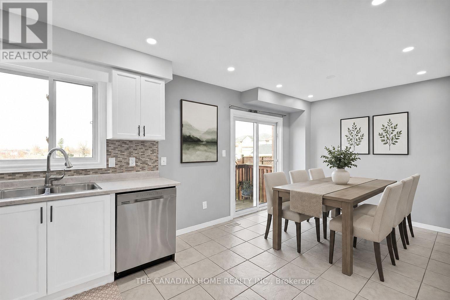 10 Jonathon Court, Hamilton, ON - Indoor Photo Showing Dining Room
