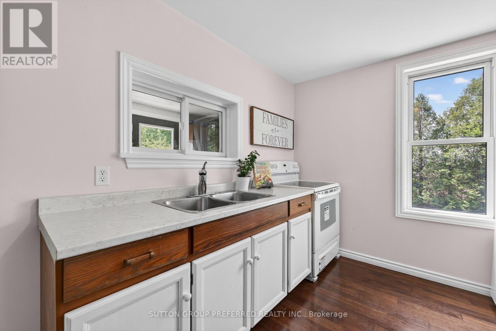 15772 Turin Line, Chatham-Kent, ON - Indoor Photo Showing Kitchen With Double Sink