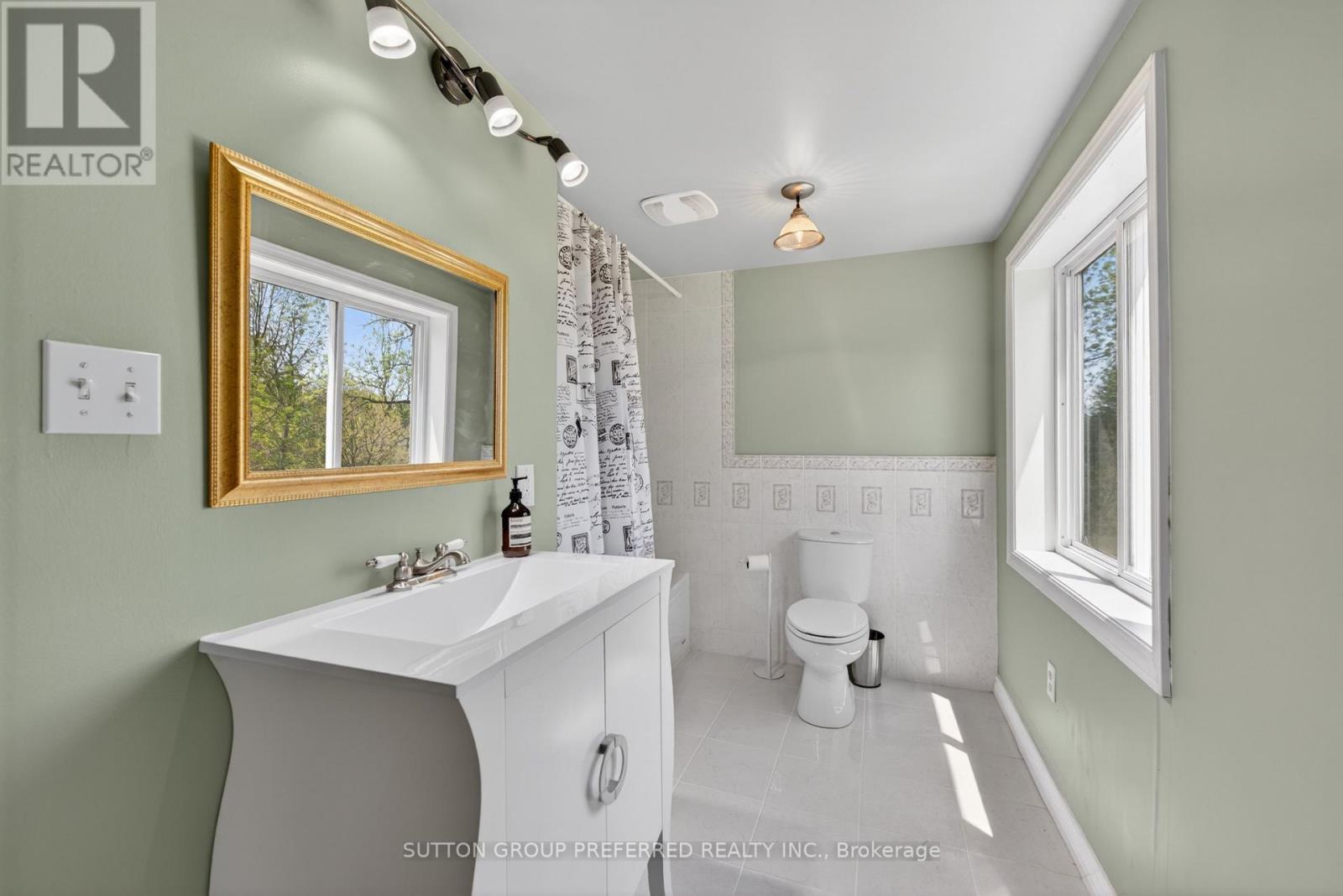 15772 Turin Line, Chatham-Kent, ON - Indoor Photo Showing Bathroom