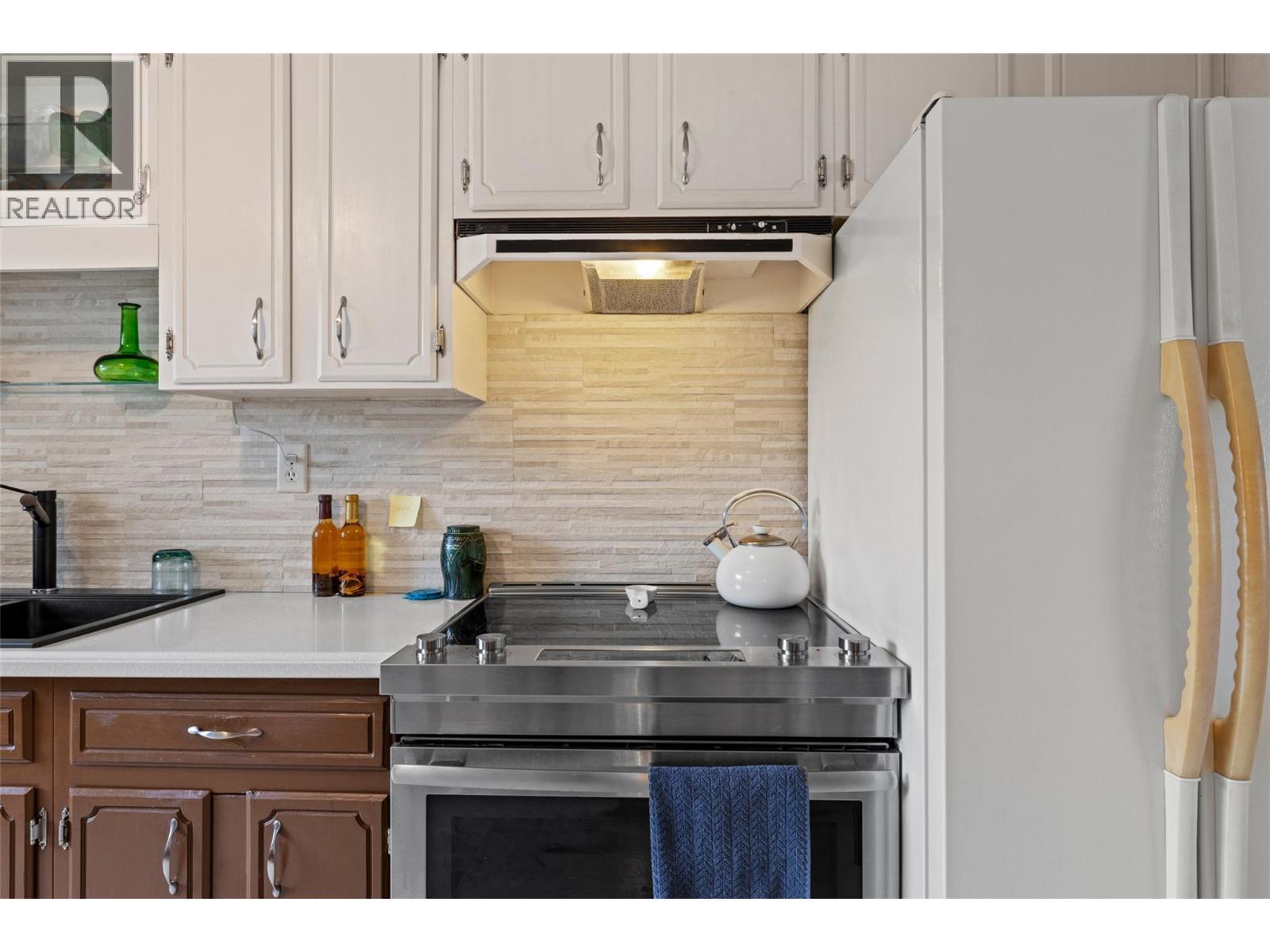 2436 Apollo Road, West Kelowna, BC - Indoor Photo Showing Kitchen
