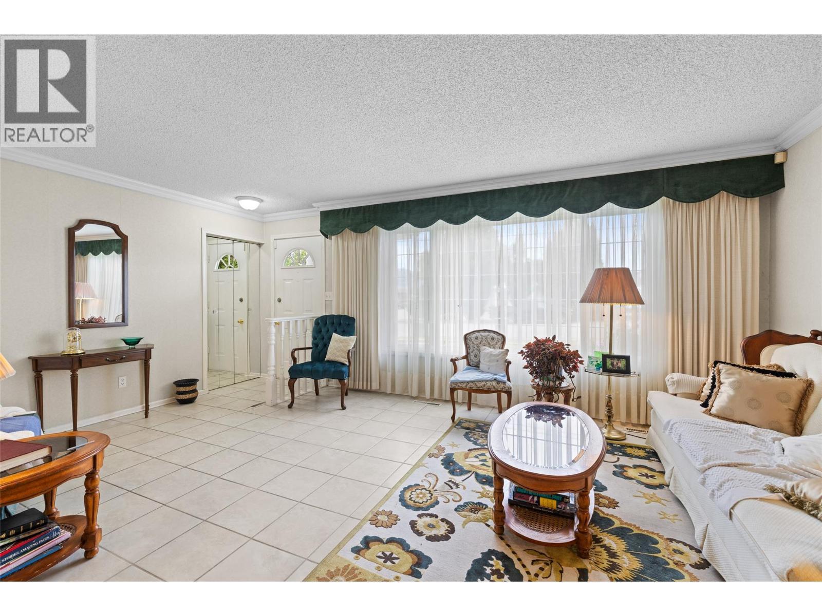 2436 Apollo Road, West Kelowna, BC - Indoor Photo Showing Living Room