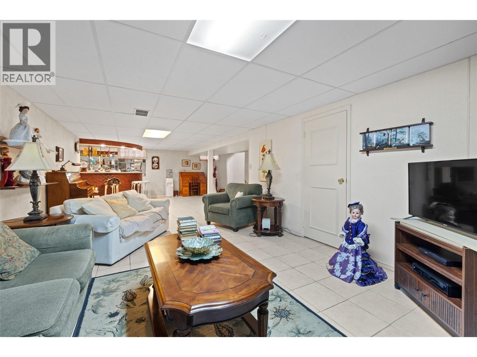 2436 Apollo Road, West Kelowna, BC - Indoor Photo Showing Living Room