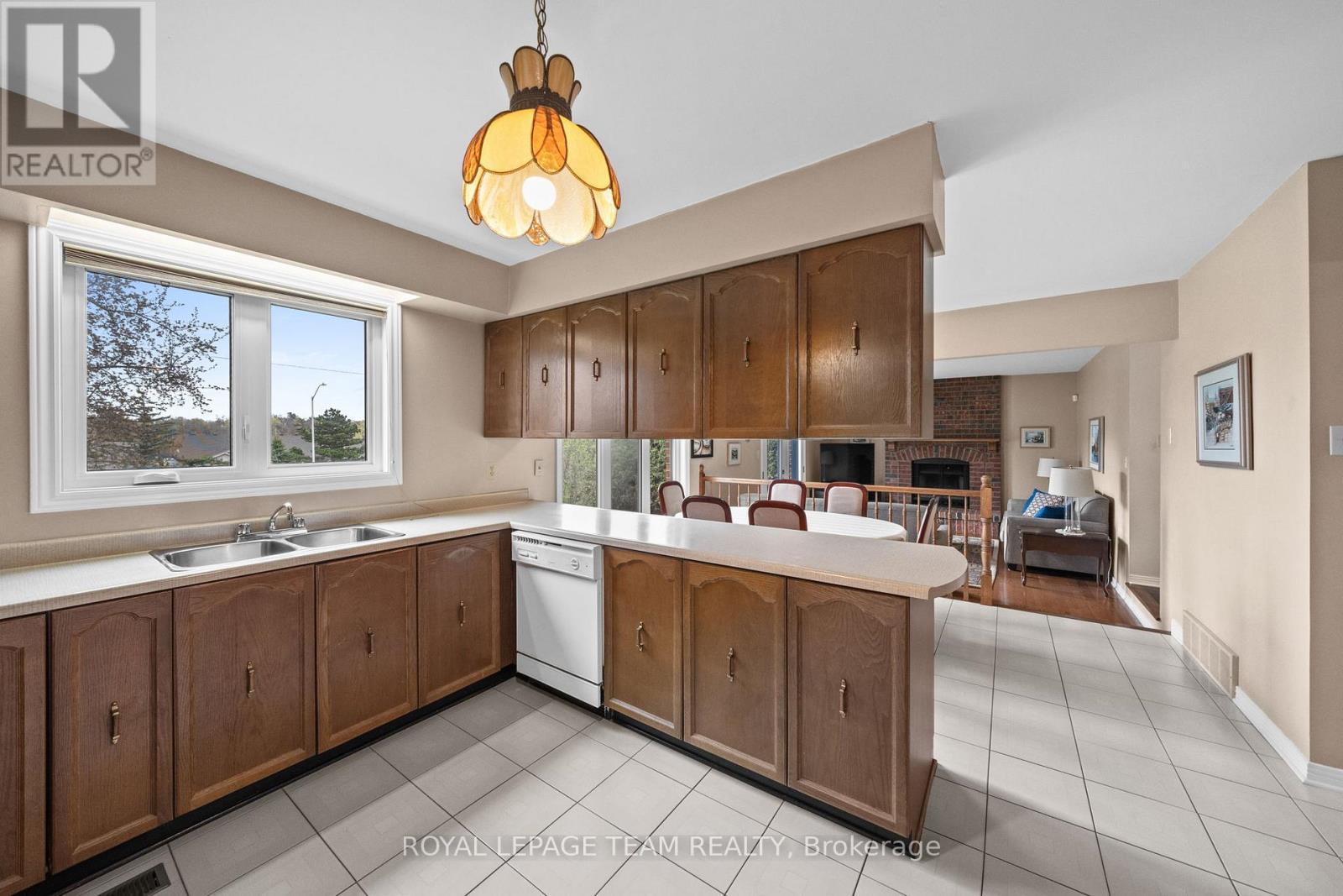 28 Parmalea Crescent, Ottawa, ON - Indoor Photo Showing Kitchen With Double Sink