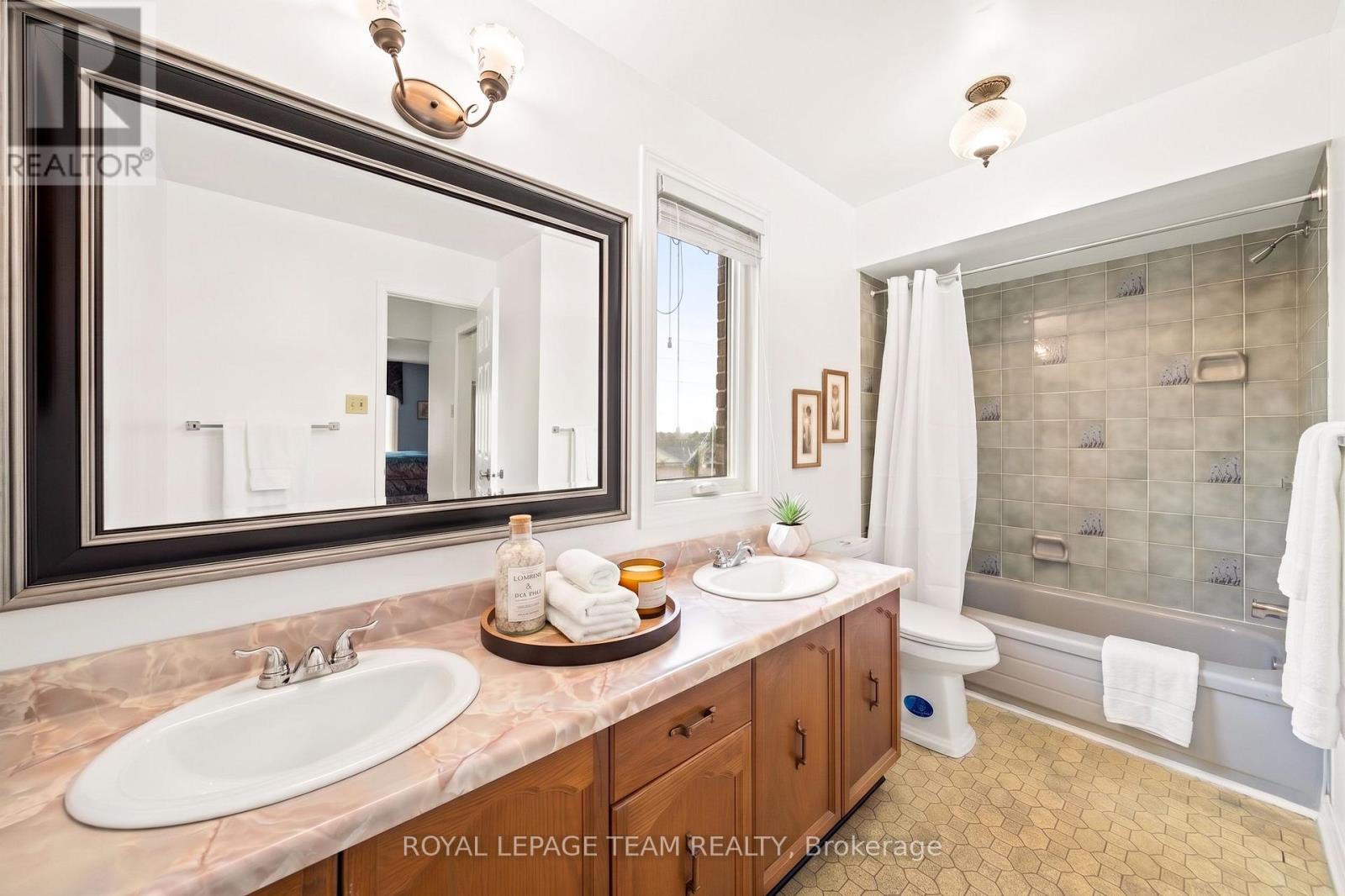 Primary Ensuite - 28 Parmalea Crescent, Ottawa, ON - Indoor Photo Showing Bathroom