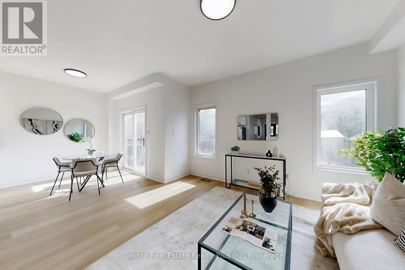 1303 Macinally Court, Oshawa, ON - Indoor Photo Showing Living Room