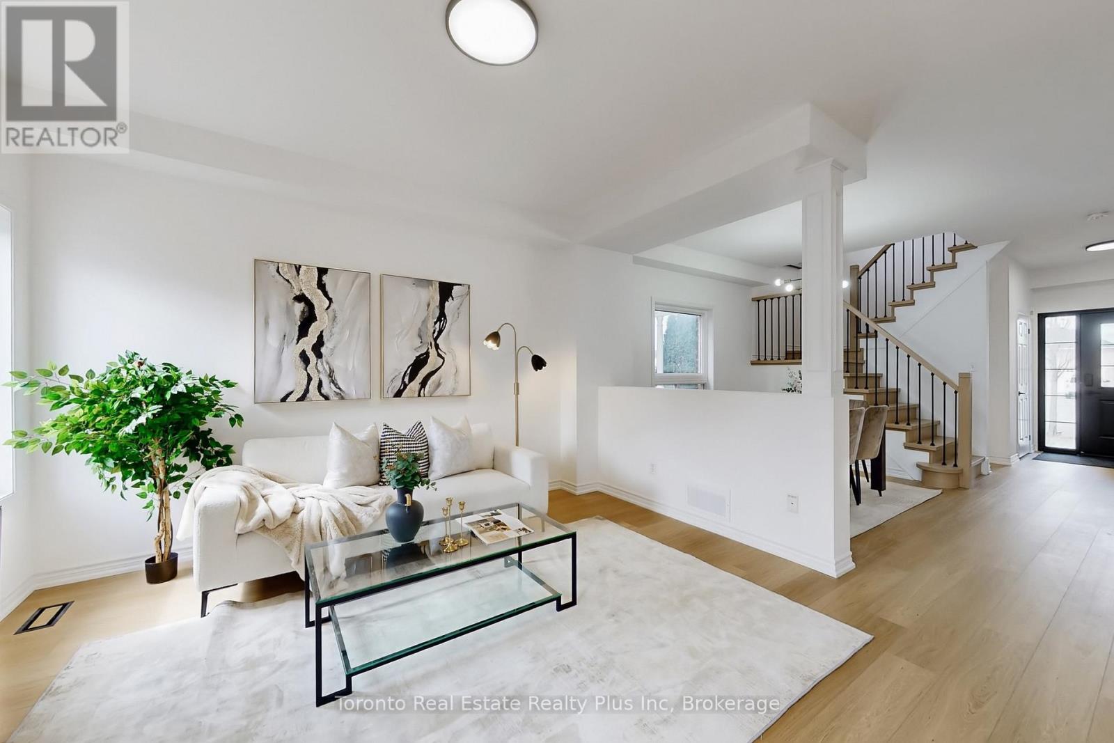 1303 Macinally Court, Oshawa, ON - Indoor Photo Showing Living Room