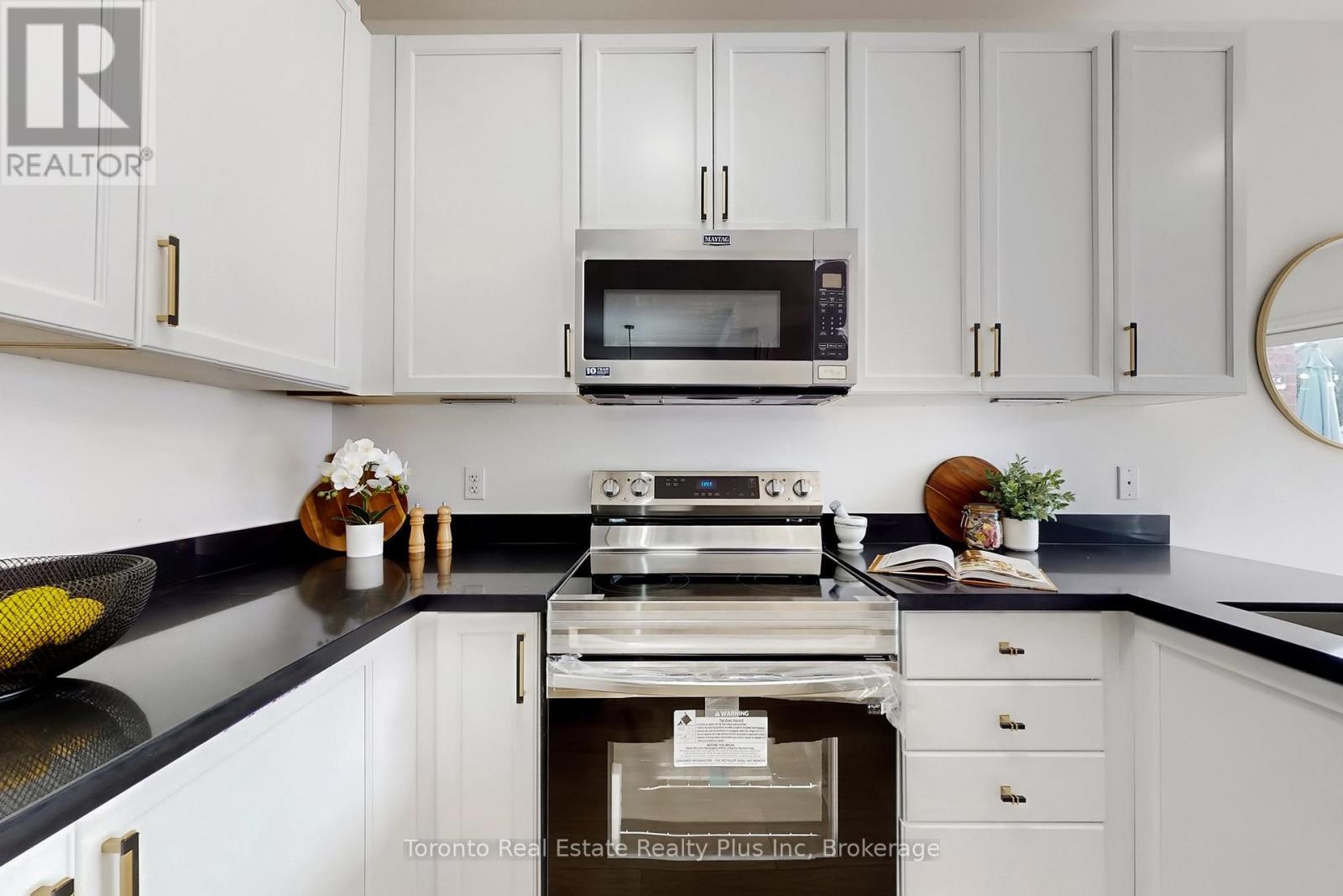 1303 Macinally Court, Oshawa, ON - Indoor Photo Showing Kitchen