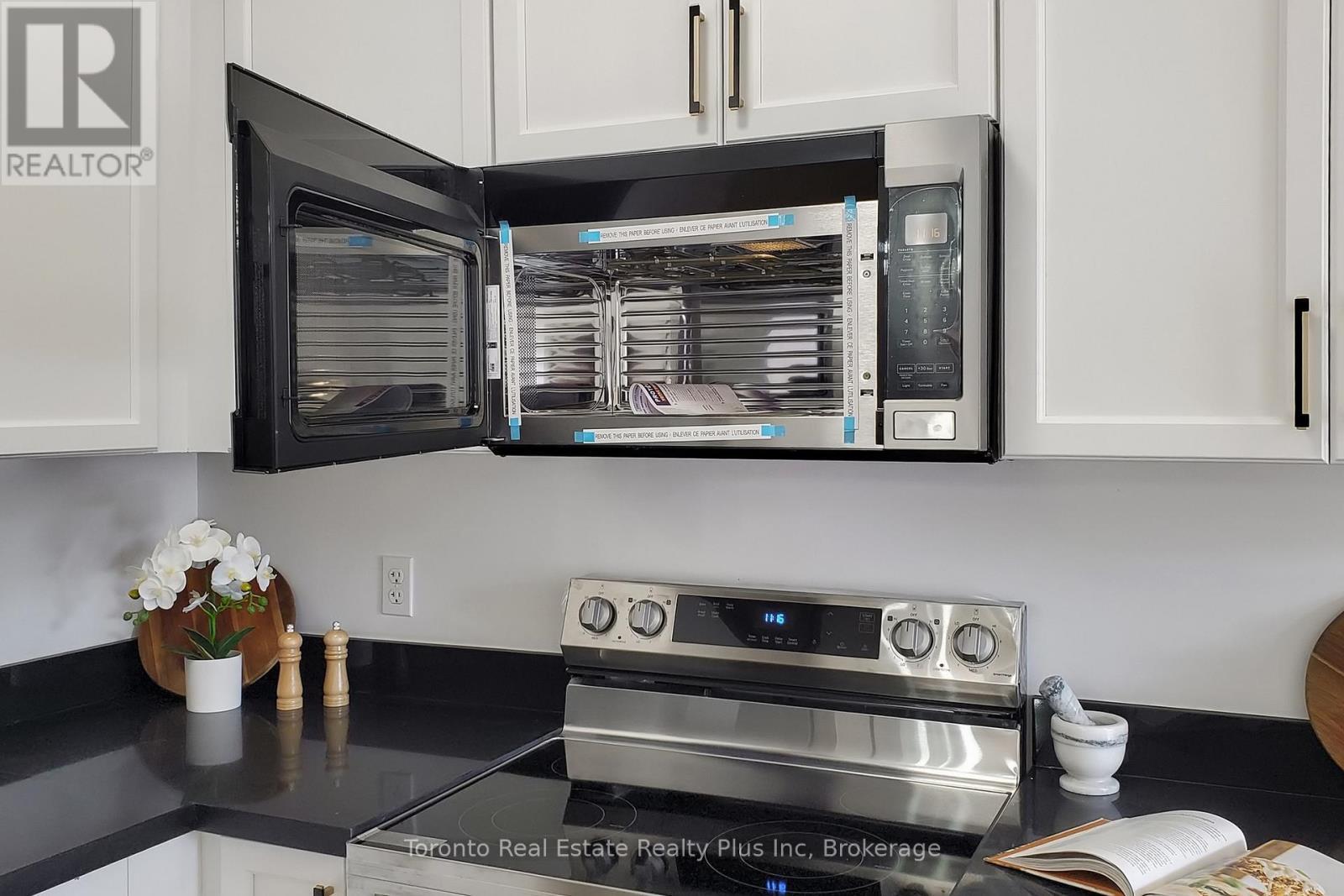 1303 Macinally Court, Oshawa, ON - Indoor Photo Showing Kitchen