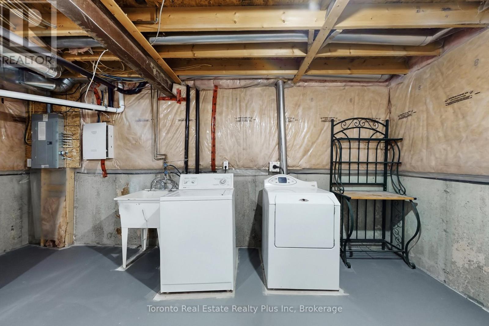 1303 Macinally Court, Oshawa, ON - Indoor Photo Showing Laundry Room