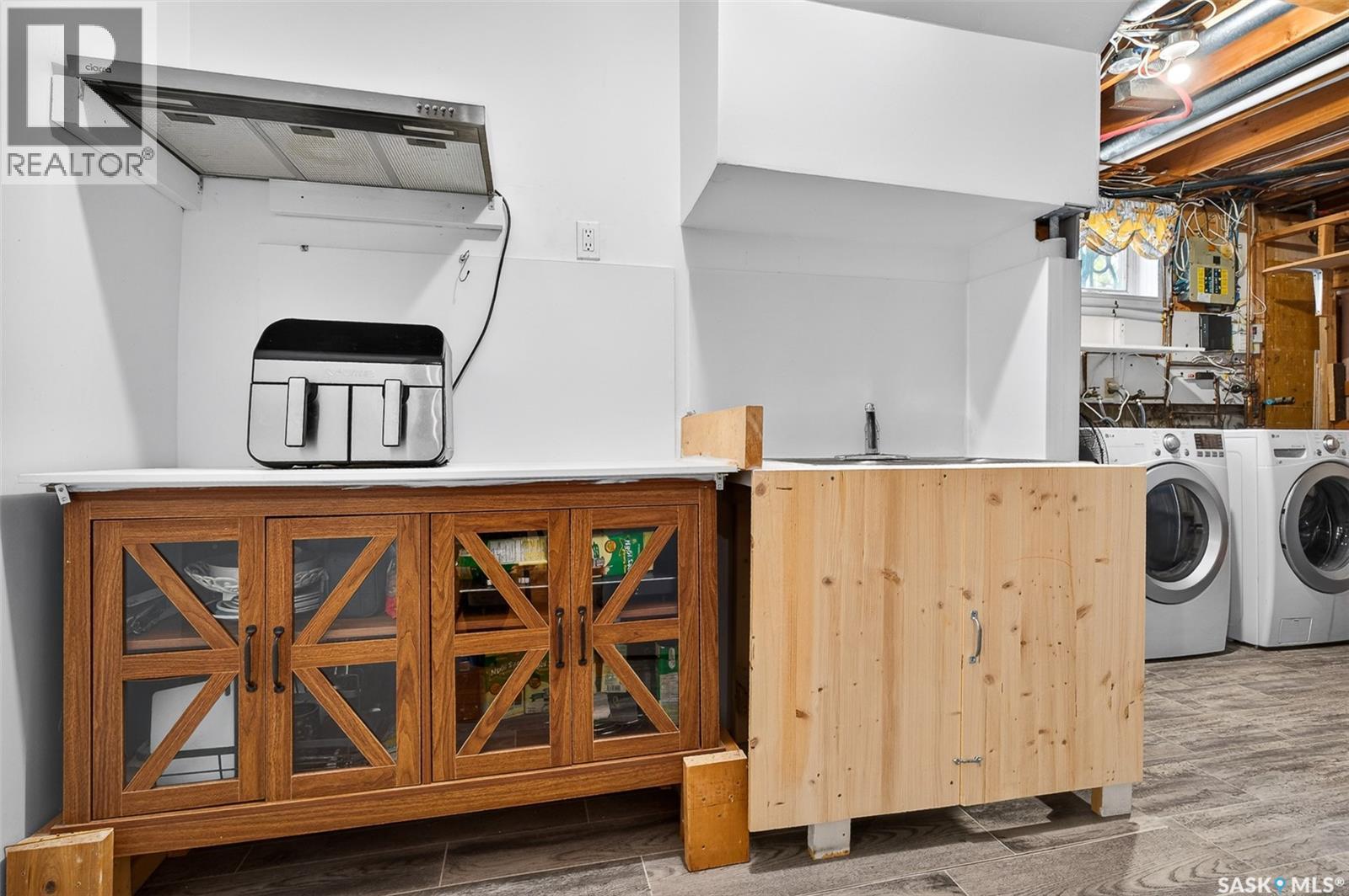 22 Edelweiss Crescent, Moose Jaw, SK - Indoor Photo Showing Laundry Room