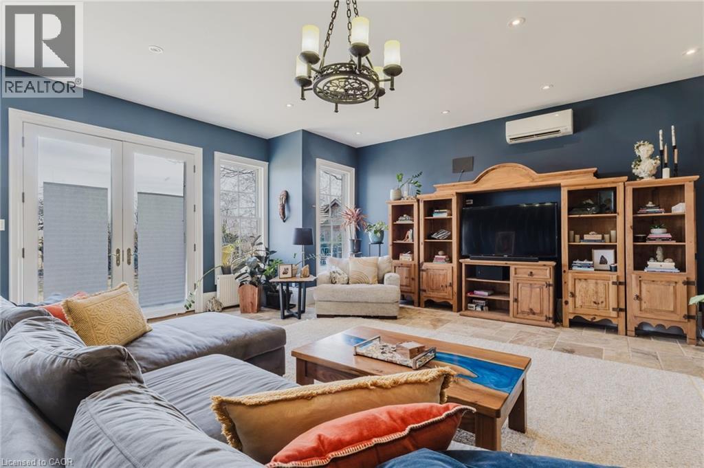 957 Beach Boulevard, Hamilton, ON - Indoor Photo Showing Living Room