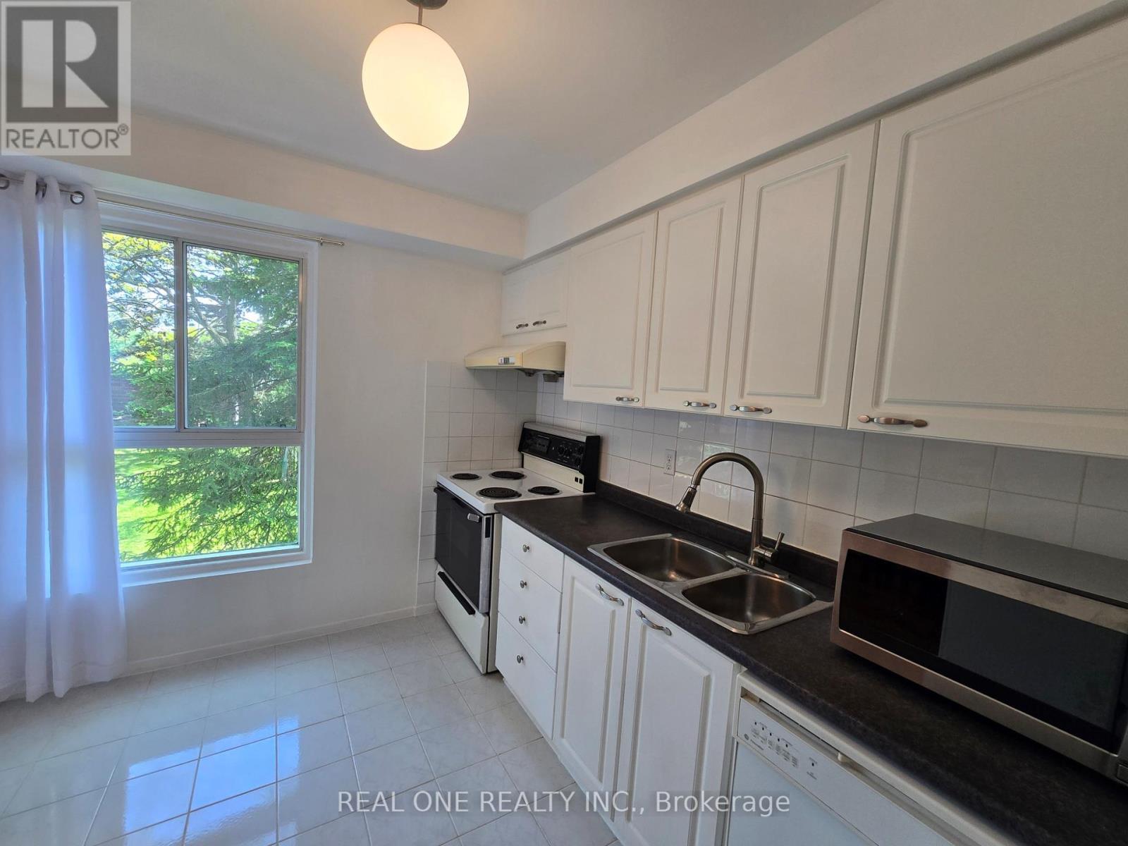 174 Rusty Crestway, Toronto, ON - Indoor Photo Showing Kitchen With Double Sink