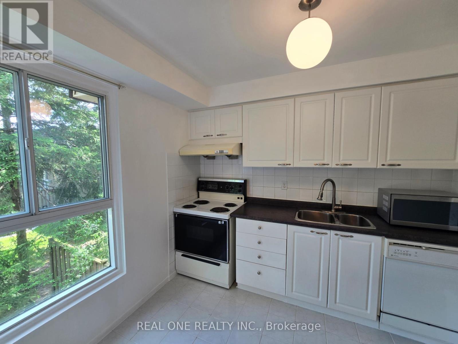 174 Rusty Crestway, Toronto, ON - Indoor Photo Showing Kitchen With Double Sink