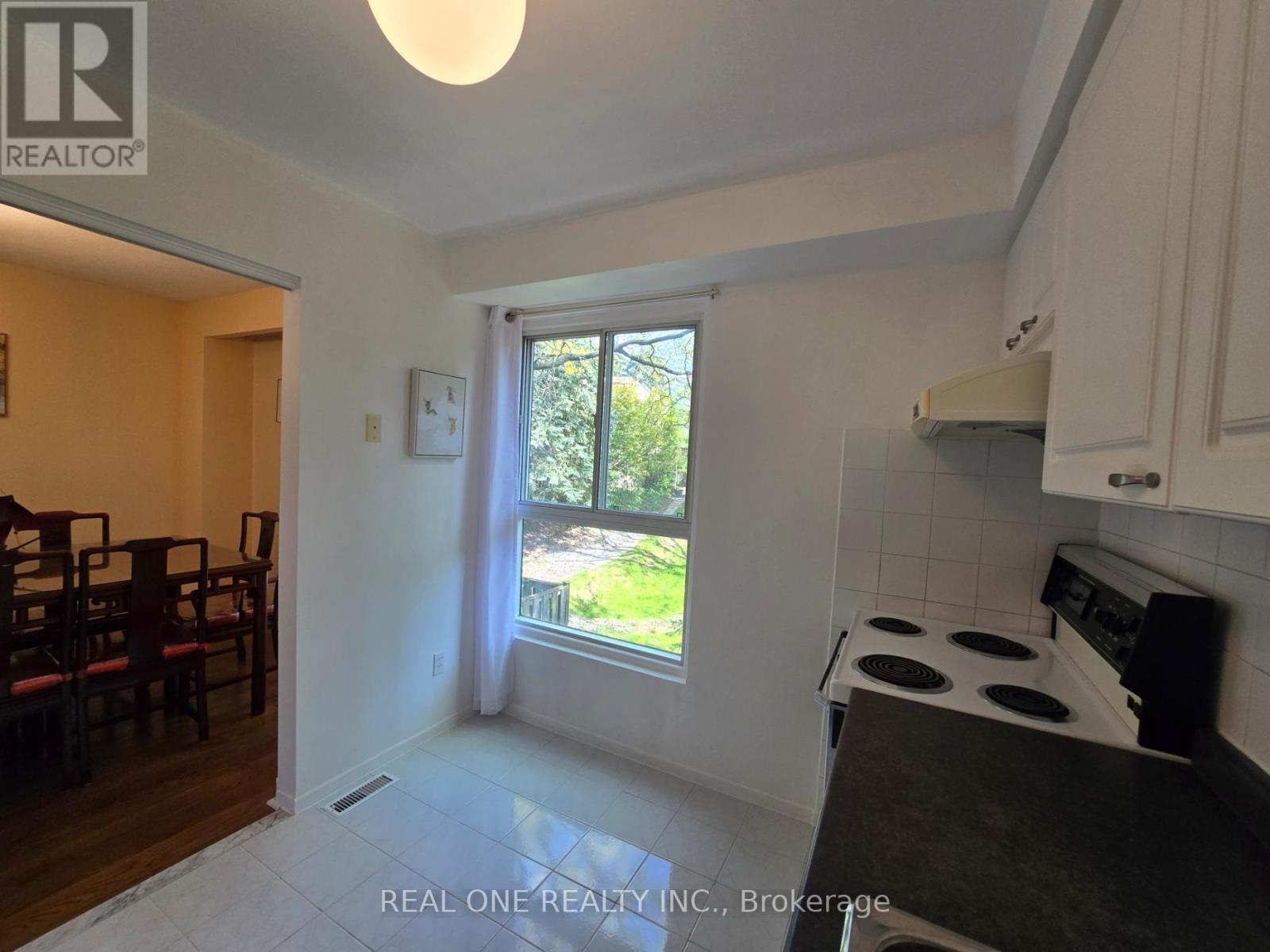 174 Rusty Crestway, Toronto, ON - Indoor Photo Showing Kitchen