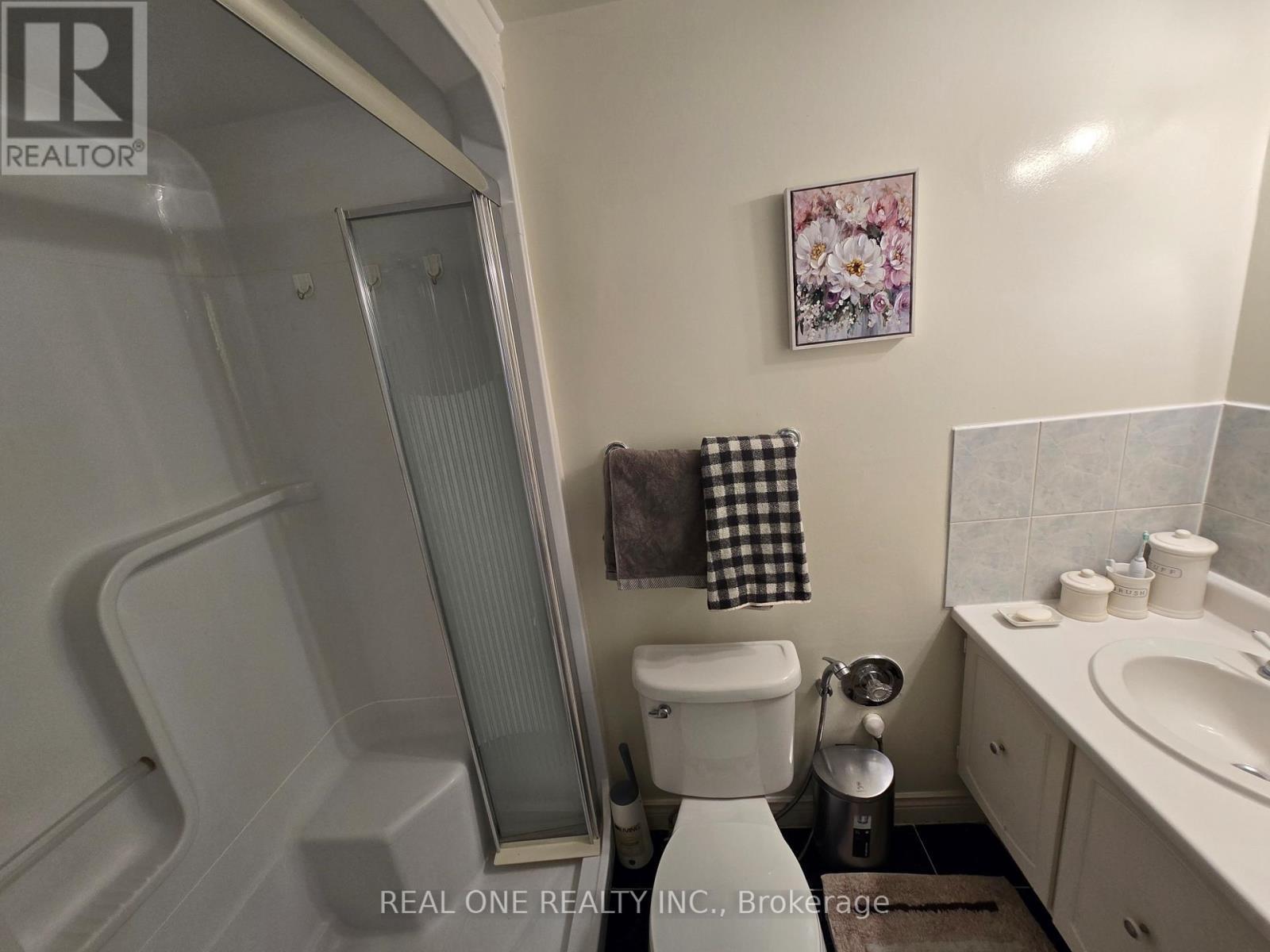 174 Rusty Crestway, Toronto, ON - Indoor Photo Showing Bathroom