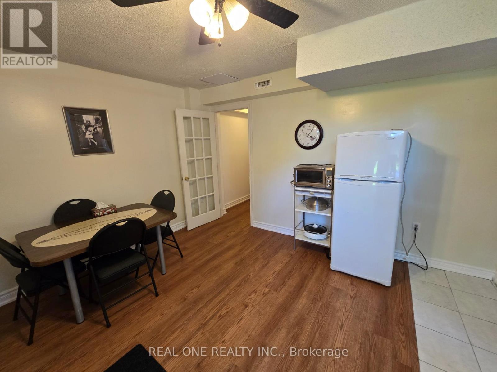 174 Rusty Crestway, Toronto, ON - Indoor