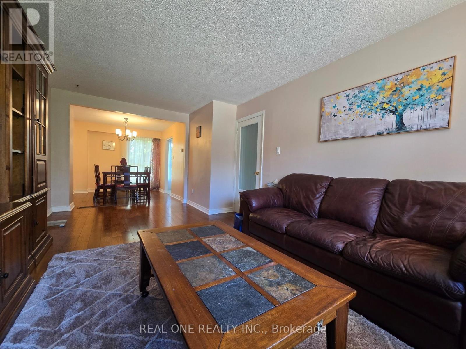 174 Rusty Crestway, Toronto, ON - Indoor Photo Showing Living Room
