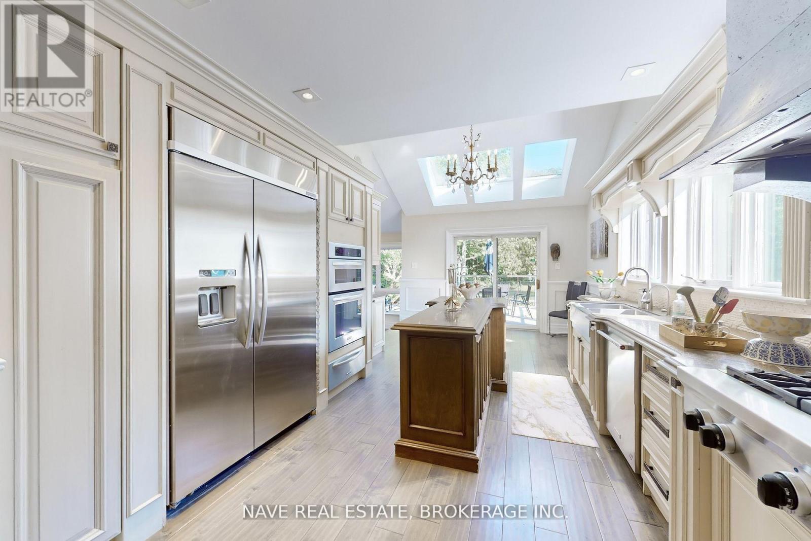 63 Elderberry Trail, Aurora, ON - Indoor Photo Showing Kitchen With Upgraded Kitchen