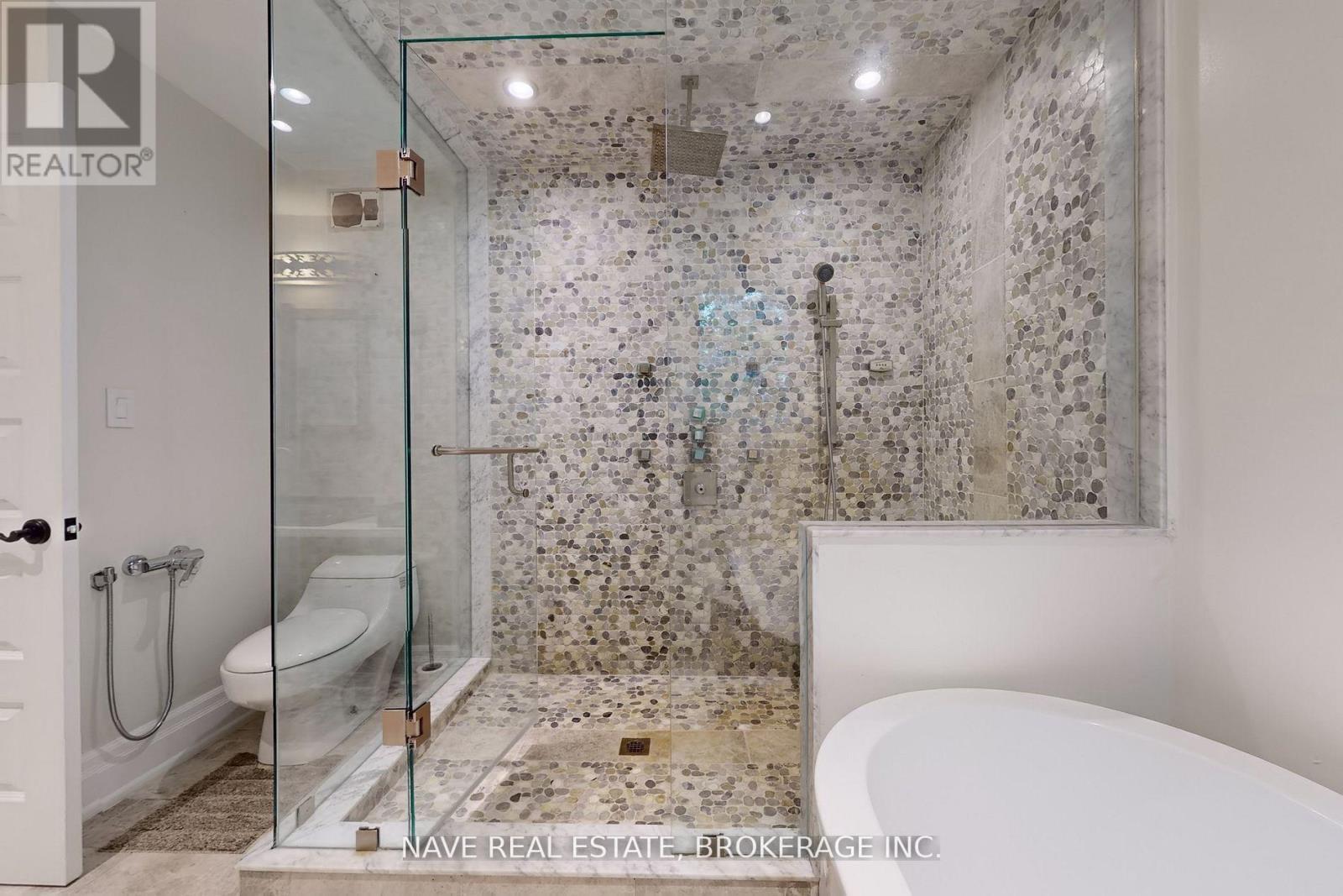 63 Elderberry Trail, Aurora, ON - Indoor Photo Showing Bathroom