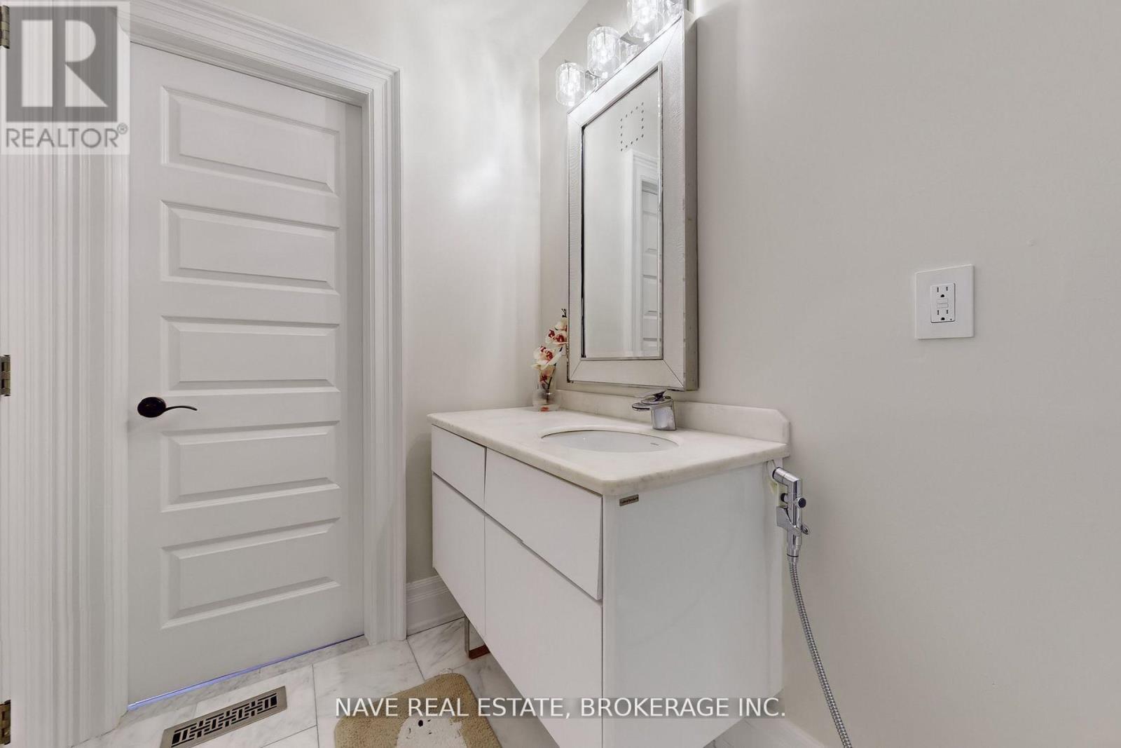 63 Elderberry Trail, Aurora, ON - Indoor Photo Showing Bathroom