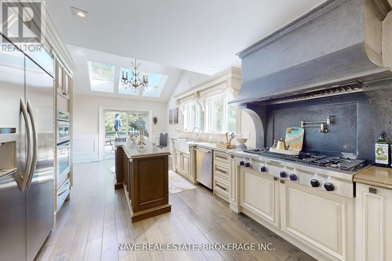 63 Elderberry Trail, Aurora, ON - Indoor Photo Showing Kitchen