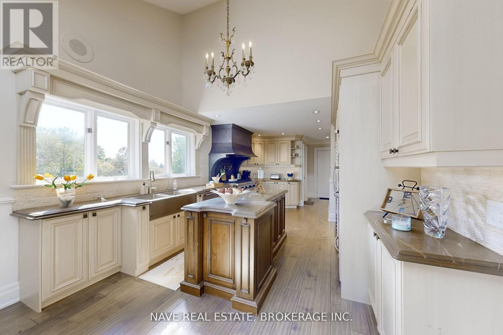 63 Elderberry Trail, Aurora, ON - Indoor Photo Showing Kitchen