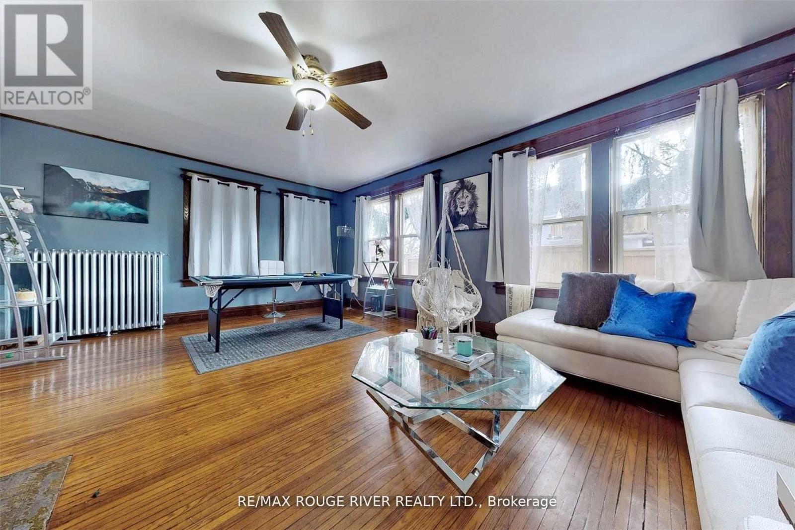 36 John Street, Cambridge, ON - Indoor Photo Showing Living Room