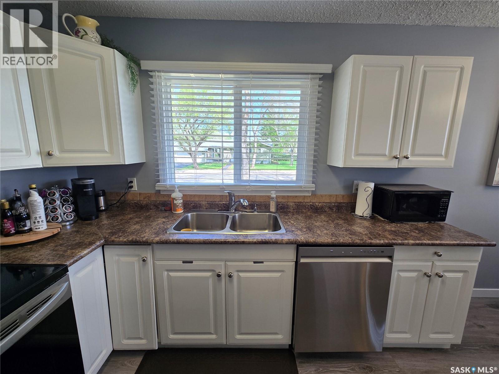 996 Bradshaw Place, Prince Albert, SK - Indoor Photo Showing Kitchen With Double Sink
