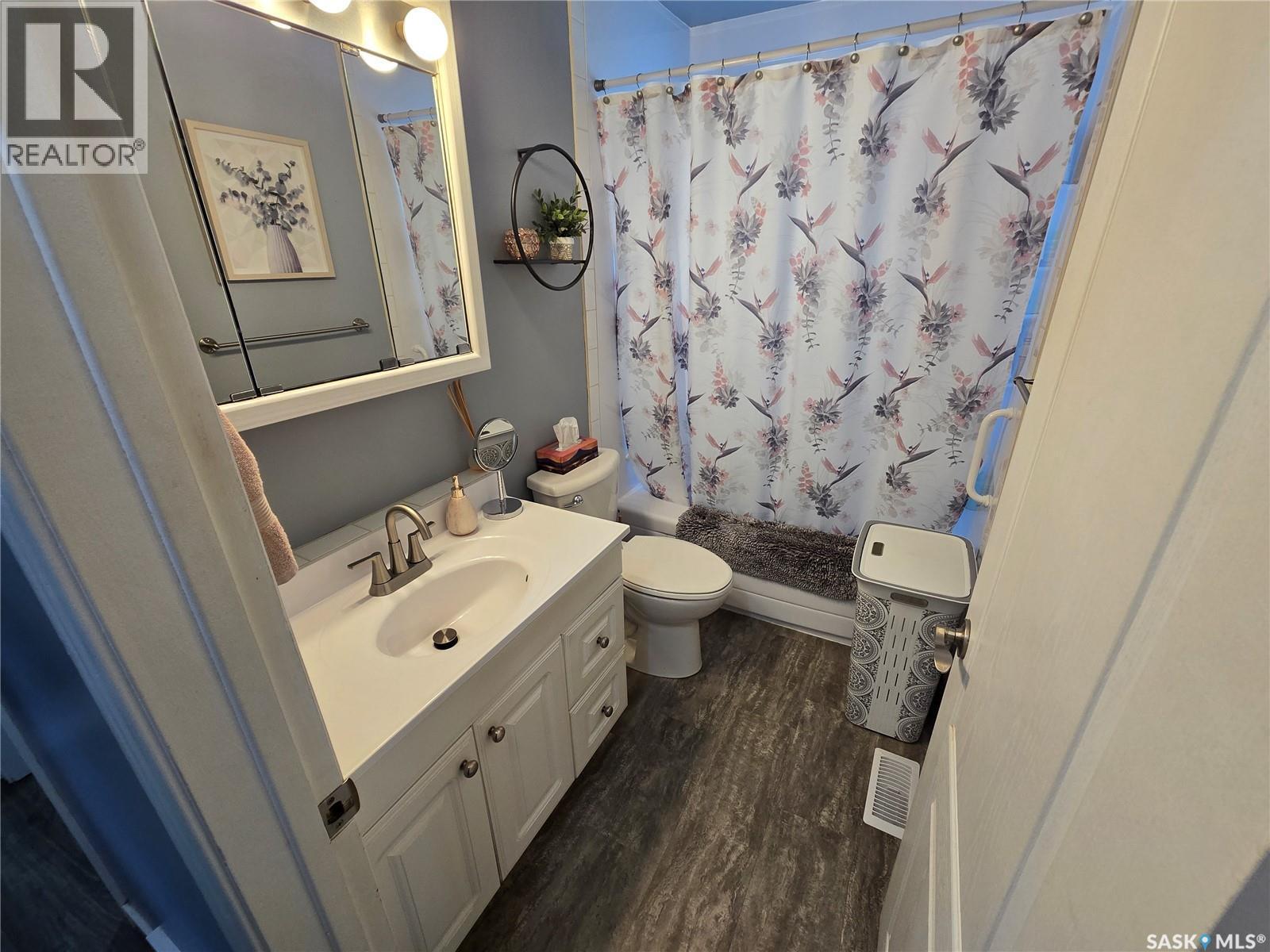 996 Bradshaw Place, Prince Albert, SK - Indoor Photo Showing Bathroom