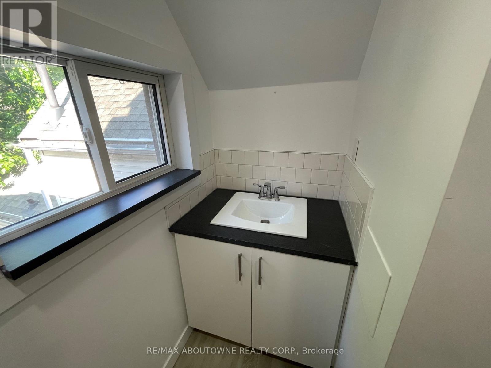 759 Barton Street E, Hamilton, ON - Indoor Photo Showing Bathroom