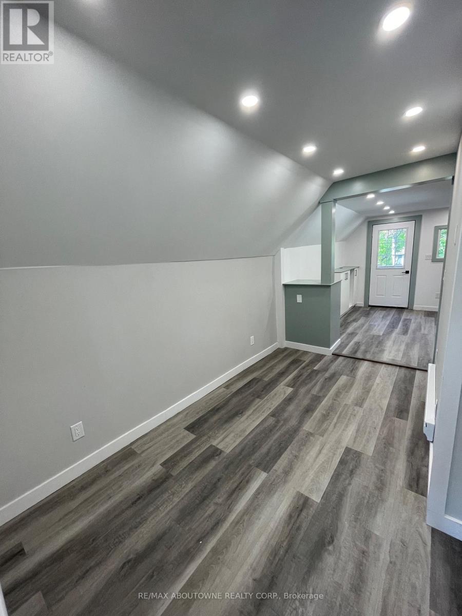 759 Barton Street E, Hamilton, ON - Indoor Photo Showing Other Room