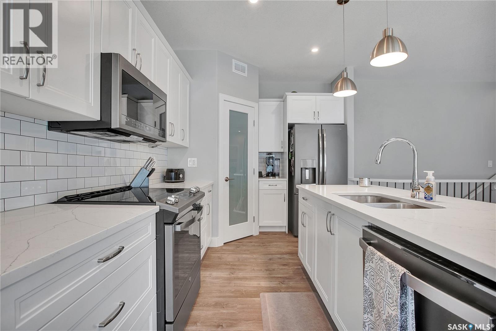 2 437 Palmer Crescent, Warman, SK - Indoor Photo Showing Kitchen With Double Sink With Upgraded Kitchen