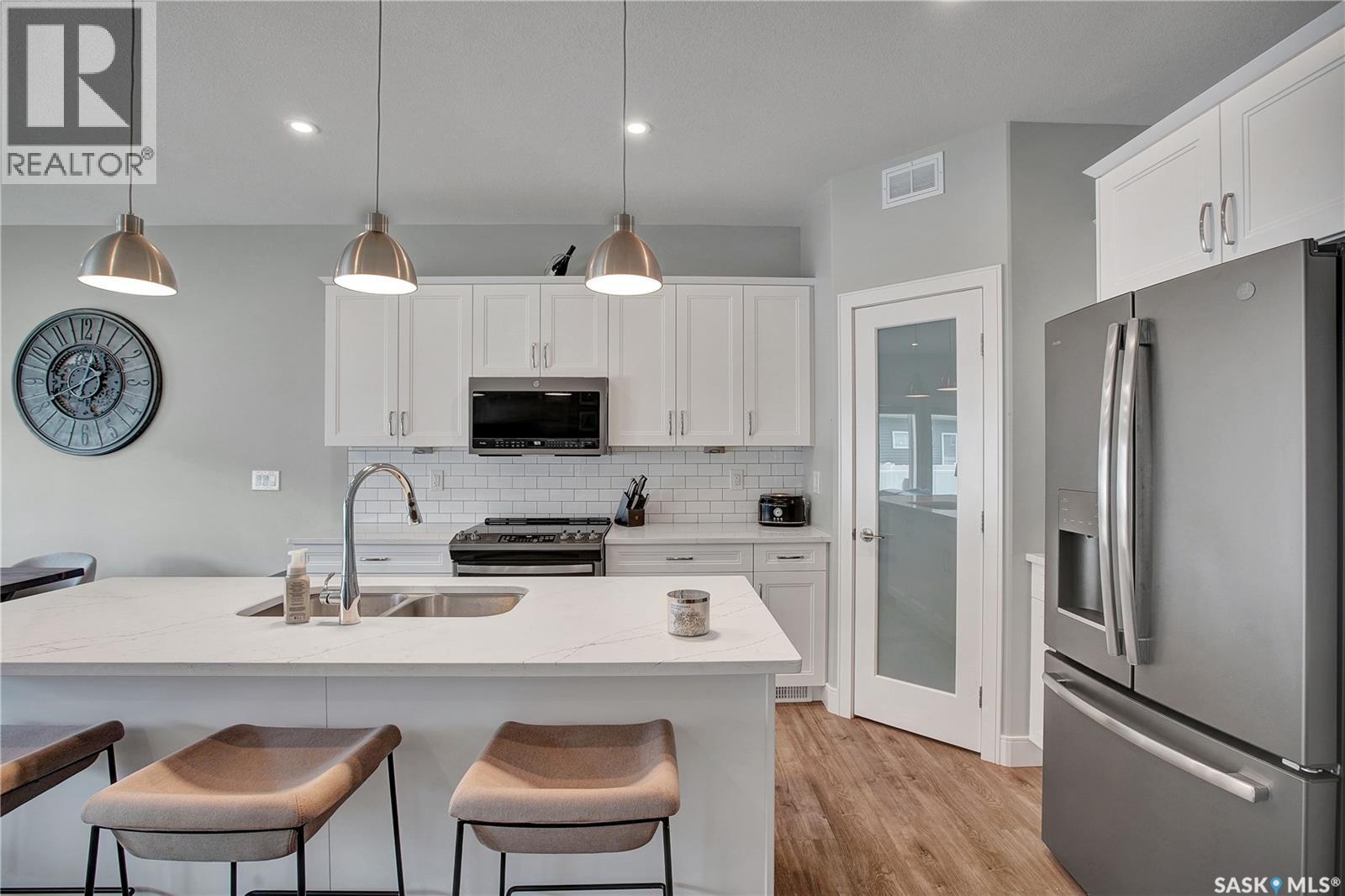 2 437 Palmer Crescent, Warman, SK - Indoor Photo Showing Kitchen With Double Sink With Upgraded Kitchen