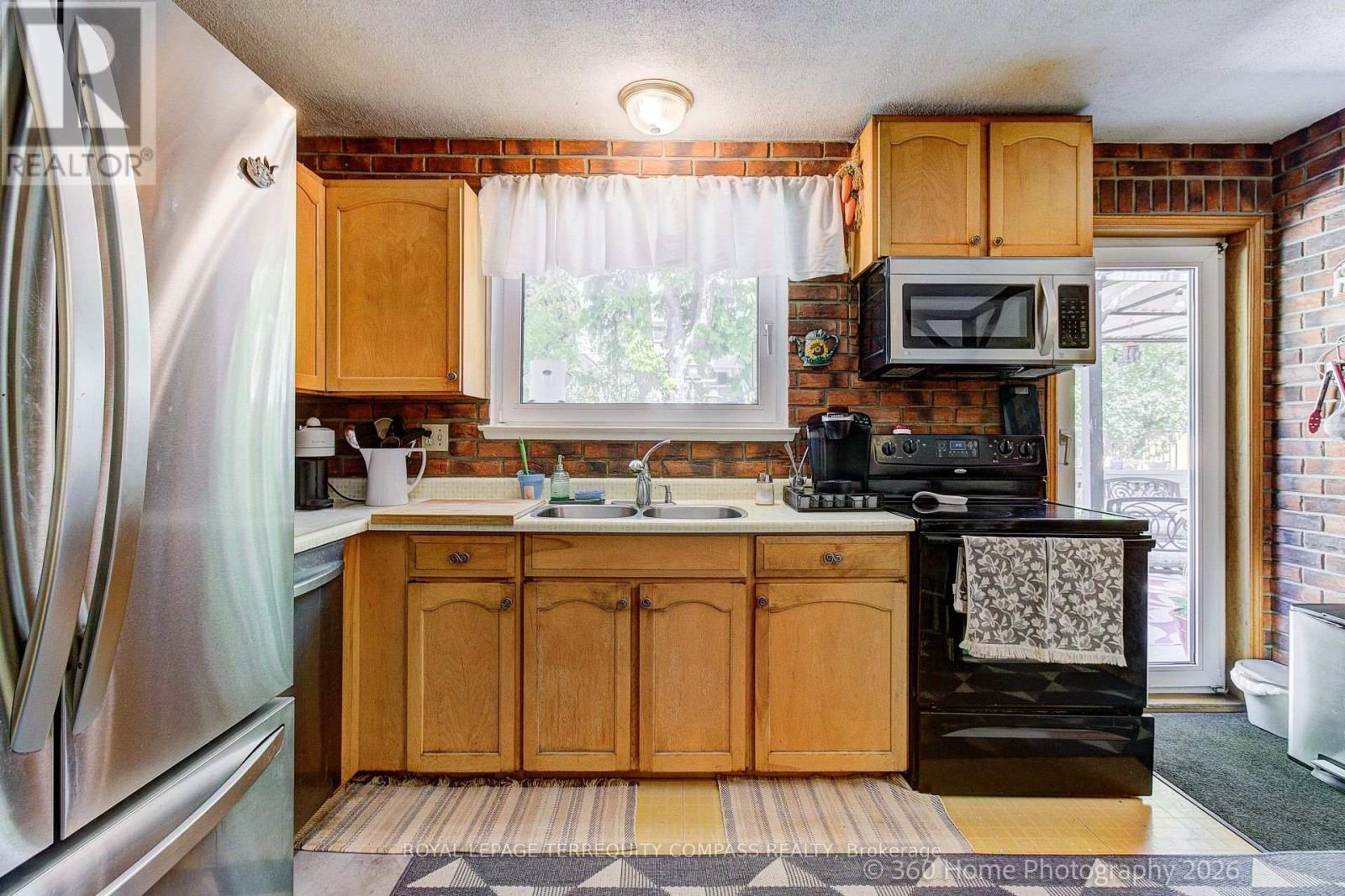 1583 Otterby Road, Mississauga, ON - Indoor Photo Showing Kitchen With Double Sink
