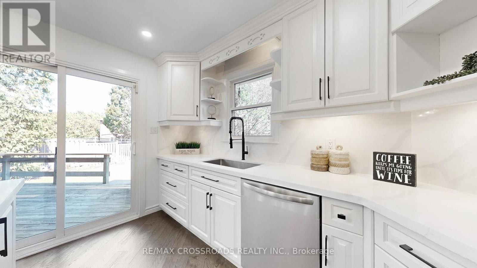 349 Banbury Road, Toronto, ON - Indoor Photo Showing Kitchen With Upgraded Kitchen