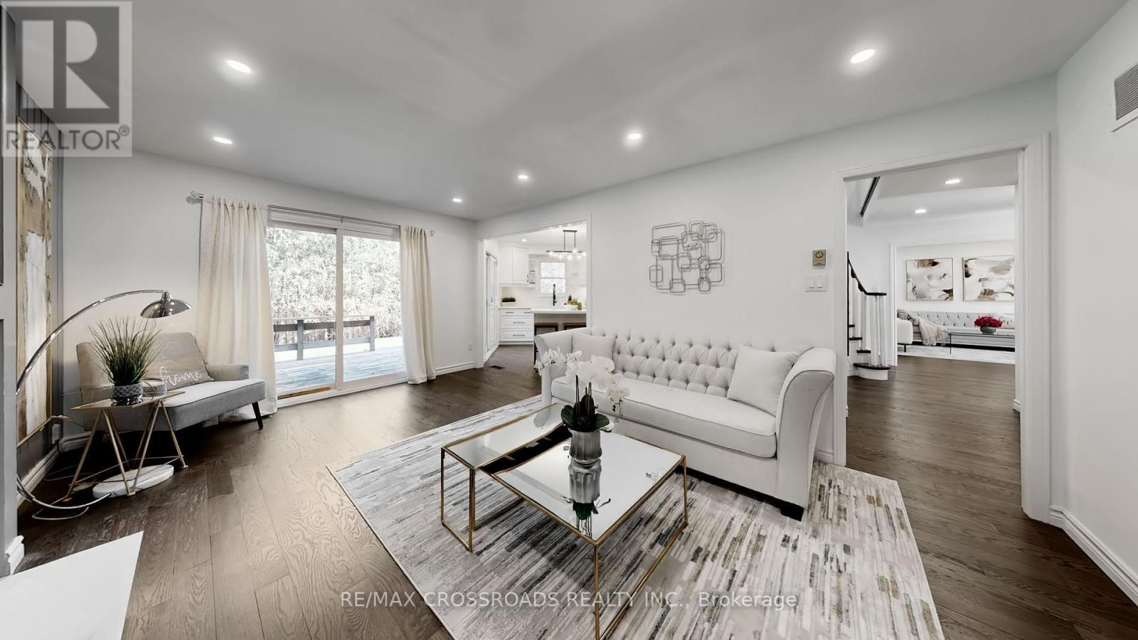 349 Banbury Road, Toronto, ON - Indoor Photo Showing Living Room