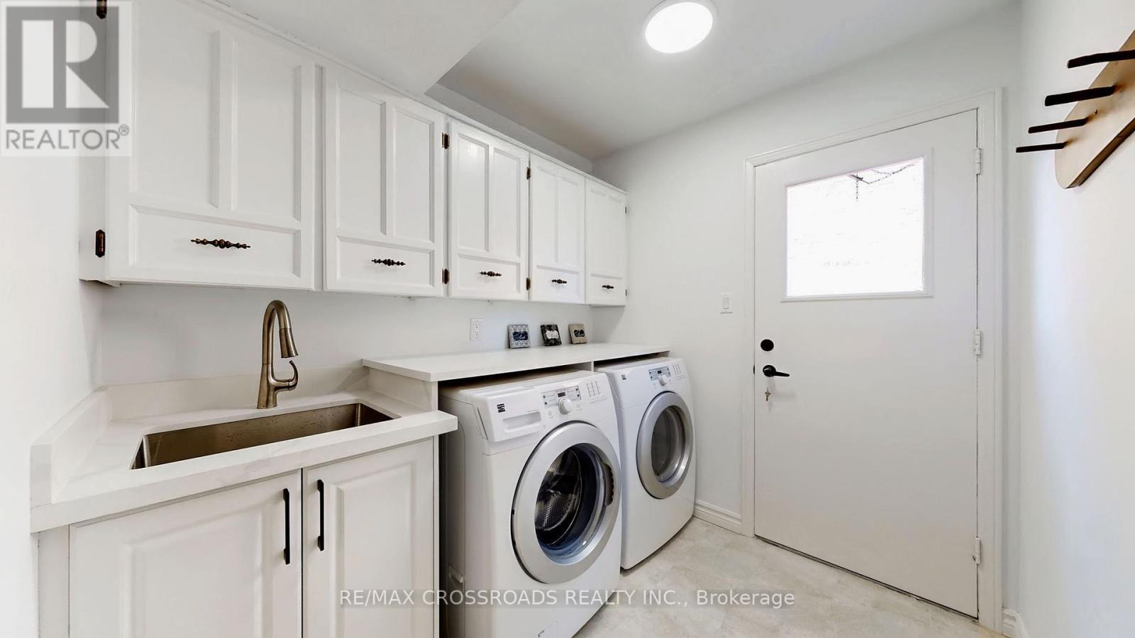 349 Banbury Road, Toronto, ON - Indoor Photo Showing Laundry Room
