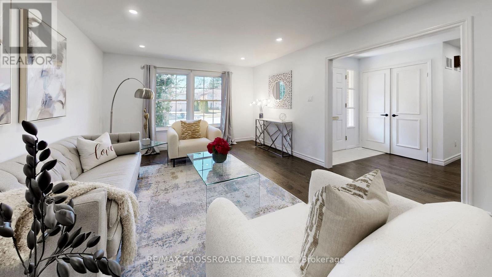 349 Banbury Road, Toronto, ON - Indoor Photo Showing Living Room
