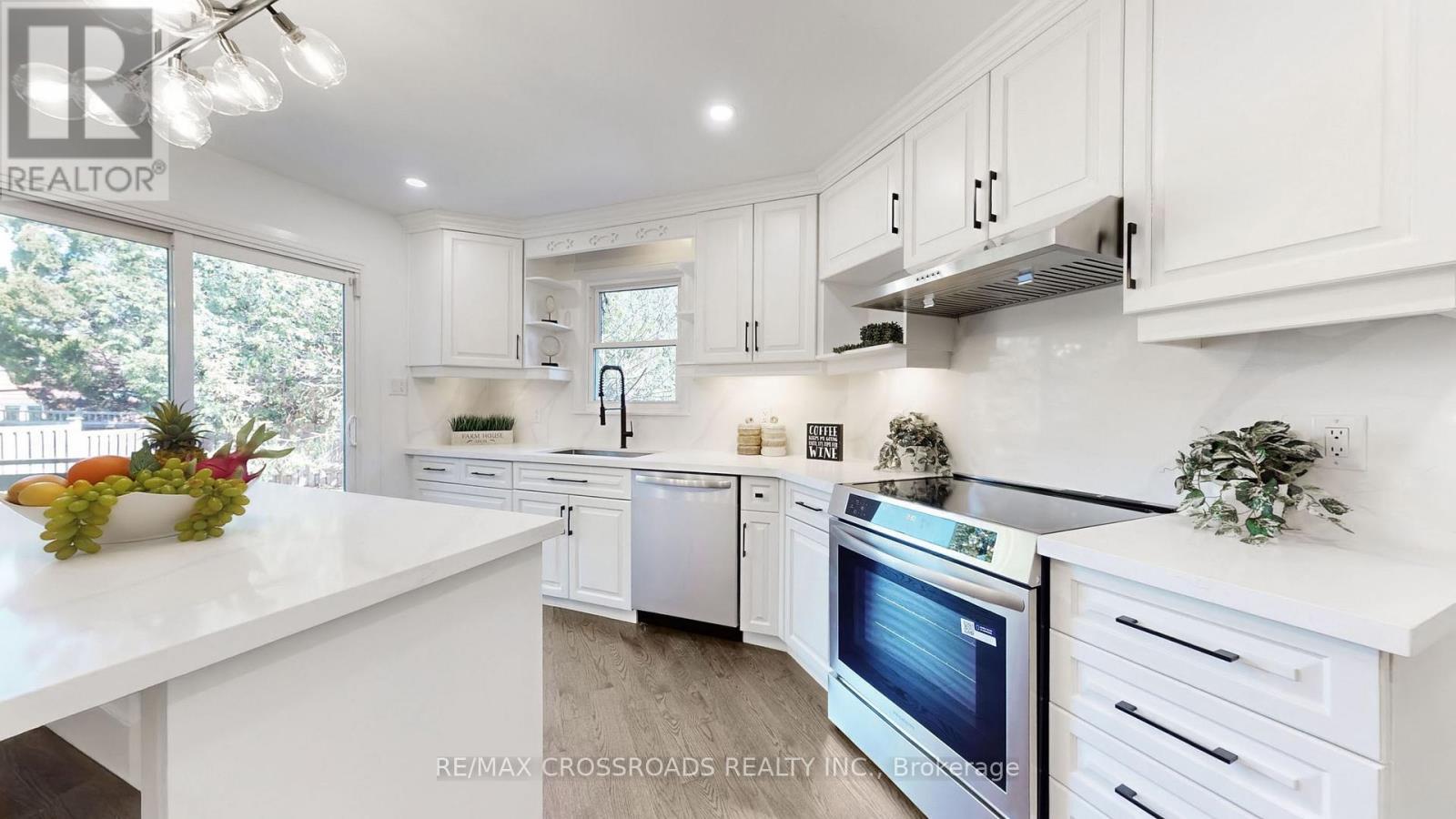 349 Banbury Road, Toronto, ON - Indoor Photo Showing Kitchen With Upgraded Kitchen