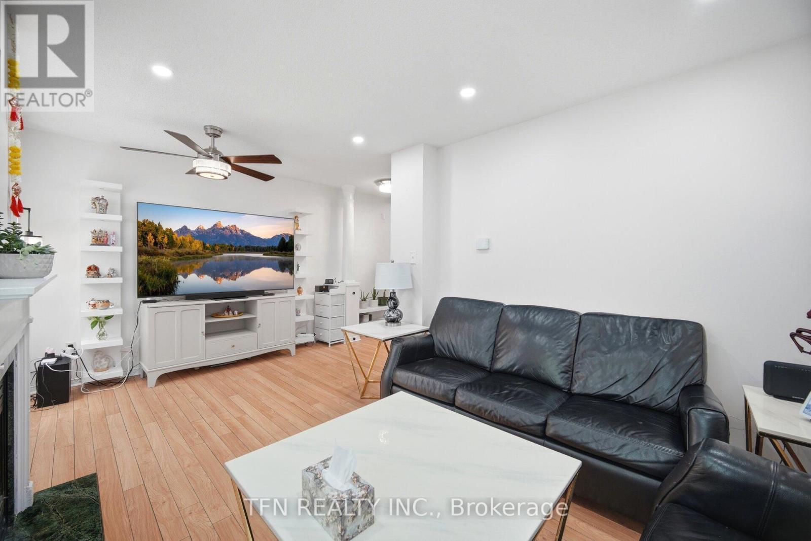 123 Brickyard Way, Brampton, ON - Indoor Photo Showing Living Room