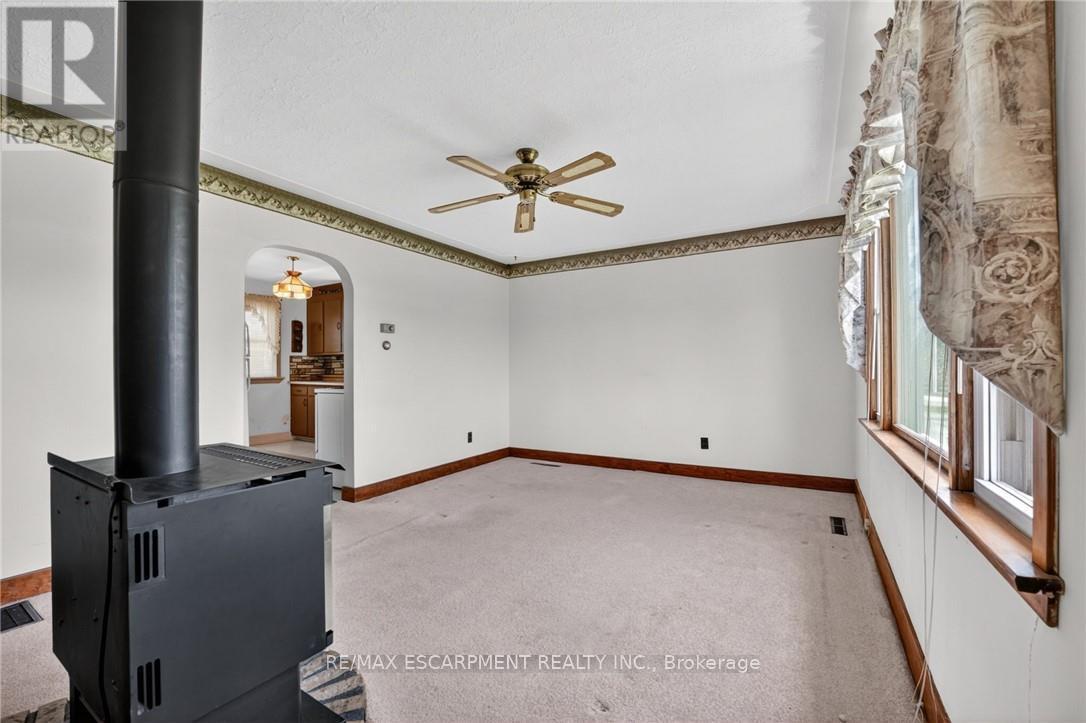 2883 South Grimsby Rd 10, Grimsby, ON - Indoor Photo Showing Other Room
